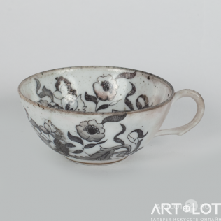 Кофейная чашка с растительным орнаментом