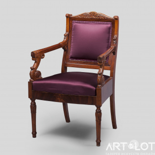 Кресло с резным декором в стиле ампир