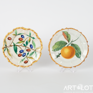 Две декоративные тарелки с изображением плодов оливы и айвы