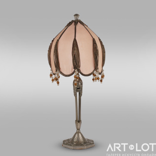 Настольная лампа с розовым абажуром и стеклярусом