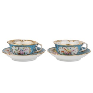 Две чайные пары с цветочной росписью в медальонах на голубом