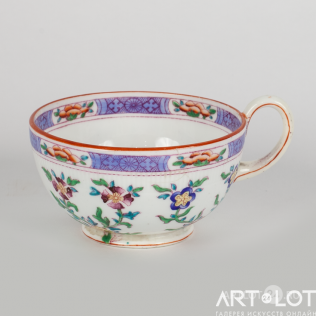 Кофейная чашка с цветочным орнаментом