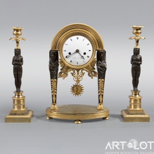 Часы-портик и пара подсвечников с египетскими фигурами 