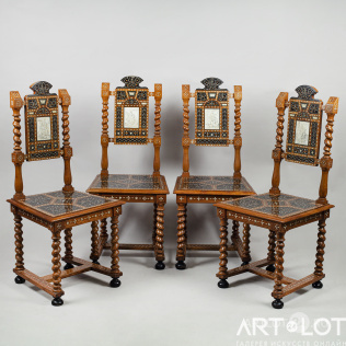 Четыре стула с чертозианской мозаикой