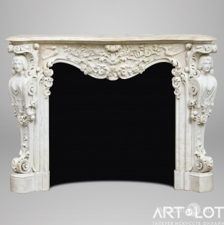 Каминный портал в стиле барокко с резными фигурами
