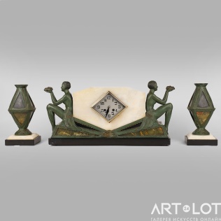 Каминный комплект: часы с фигурами граций и две декоративные вазы в стиле ар-деко