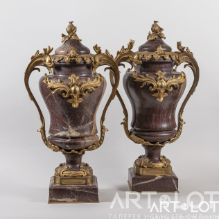 Парные мраморные вазы в стиле Людовика XVI периода французской директории 