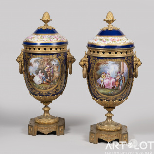 Парные вазы с крышками «Серенады влюбленных» в стиле Севр