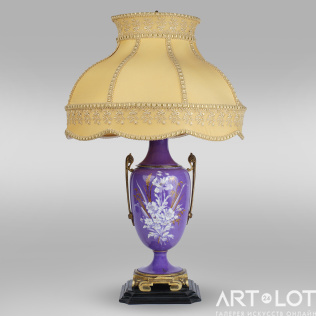 Настольная лампа в форме вазы
