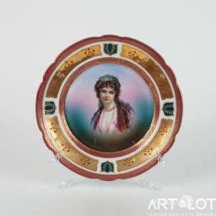 Декоративная тарелка с женским портретом