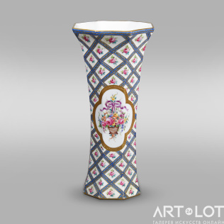 Восьмигранная ваза с цветочным букетом в медальоне 