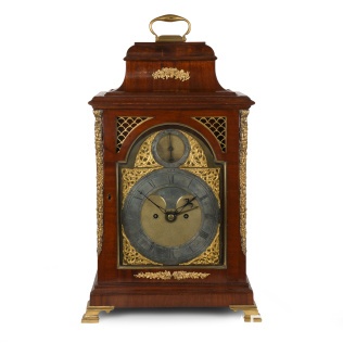 Английские консольные часы в викторианском стиле