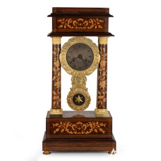 Каминные часы в виде античного портика в стиле ампир с маркетри